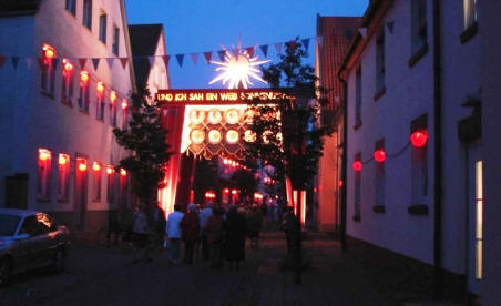 Illuminierter Marienbogen der Lüningerstraße