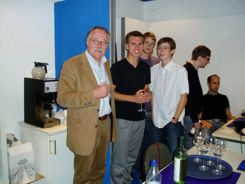 Jochen Walter mit seinem jungen Wahlkampfteam