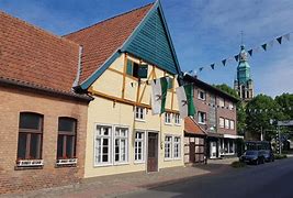 Ein Bild, das draußen, Gebäude, Fenster, Himmel enthält.